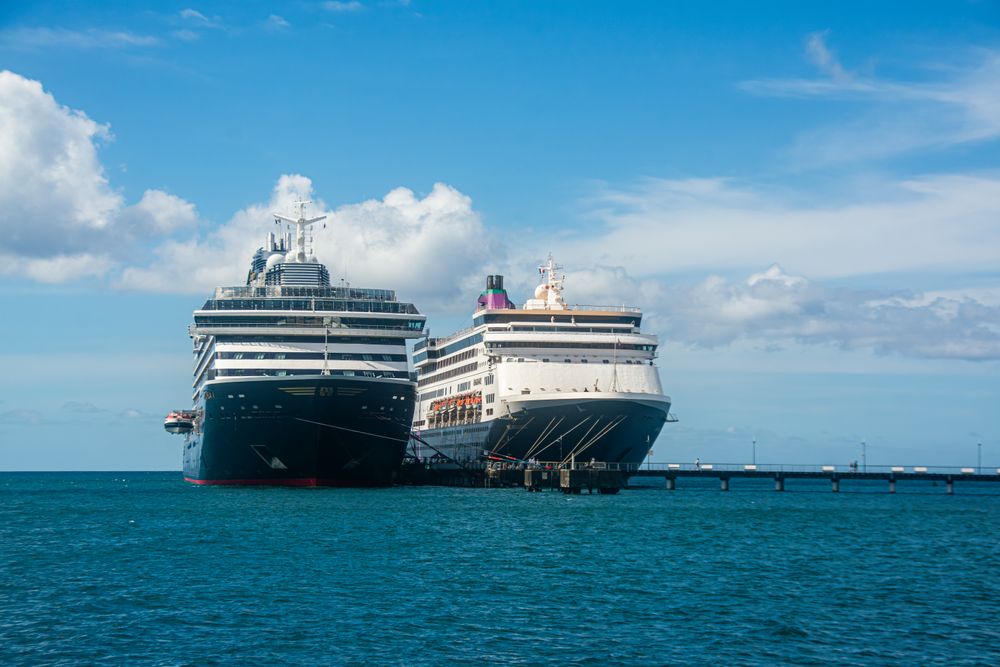 Puerto caribeño con crucero atracado